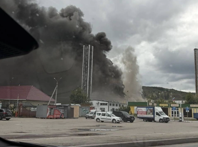 Чёрный дым над Жигулёвском: горят склад и магазин стройматериалов